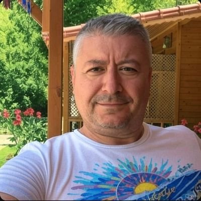 ‘Minareler süngü, kubbeler miğfer,
Camiler kışlamız müminler asker;
Bu ilahi ordu dinimi bekler,
Dillerde tevhit Allahû Ekber.’