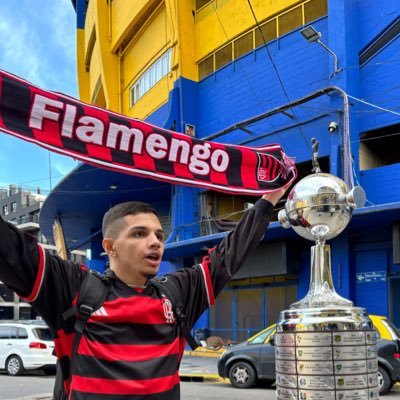 amante de futebol, defensor de sinalizador, curto The Office e curso jornalismo.