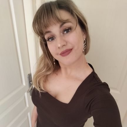 Océane. Océcé pour les intimes. 27 ans. Aide-soignante dans une MAS 💉 Potterhead ⚡ Serpentard 🐍