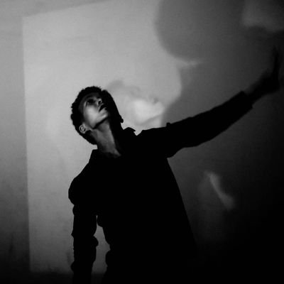 yakushadenai is a stage perfomer .
京都を中心に活動するステージパフォーマー / イベント企画者 / 歌人です。略称は「ない」。
「集まりを作る=出会いと再会を創る」を目的に、ライブや舞台公演、イベント企画などをしております。
運用しているSNSをウェブサイト👇にまとめております。
