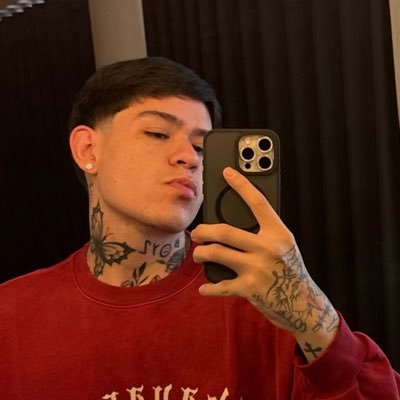 YLIoro's profile picture. .