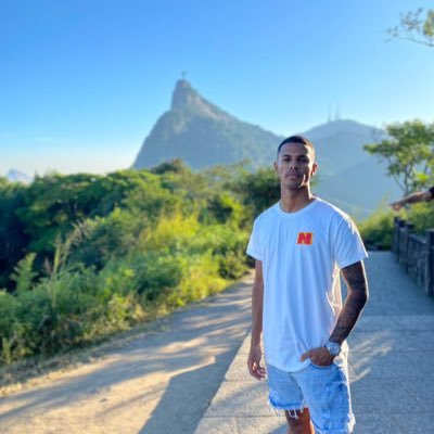 milionário, bonito, estiloso, simpático, amoroso, jogador de futebol, assim é o Neymar, eu sou o Juan