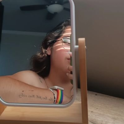 ImnotMicacb's profile picture. Twitter es mi diario personal, que de personal no tiene nada.