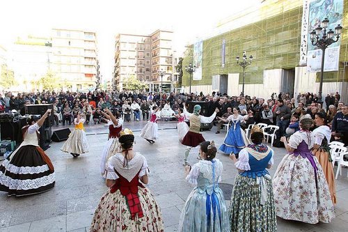 GrupBallElGarbi's profile picture. El Garbí fue creado a finales del 2002.esta incorporado en la FEDERACIÓN VALENCIANA DE FOLKLORE desde 2006
Jotas,Fandangos,Boleros,Valencianas..
