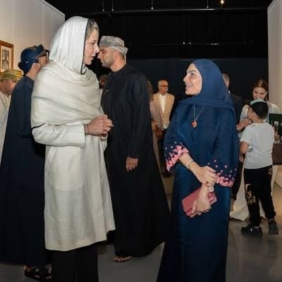 عائشة القذافي ، وسيطة ليبية سابقة ومسؤولة عسكرية ، وسفيرة الأمم المتحدة السابقة للنوايا الحسنة ، ومحامية من حيث المهنة.