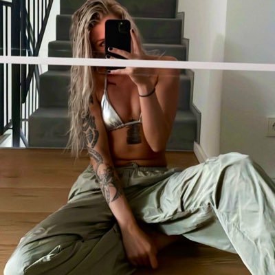 TechGoddesjay's profile picture. ich zerfetzte nicht nur einen Rave, sondern auch eure finanzielle Lage. 🖤Unberechenbar, Gierig, geizig, böse und verdammt sexy.🖤 #geldherrin #paypig