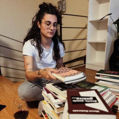 Periodista i feminista. Ja casi no miro sèries i llegeixo menys del que voldria. Ara mateix, ficada al món de la #compol.
