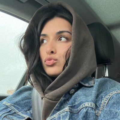 charoliyt's profile picture. fitness model