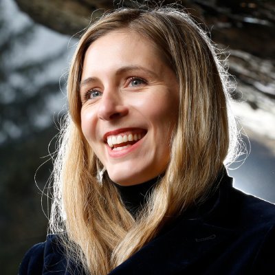 I’m Eleanor Catton -I write twisty, thoughtful stories about people and power.