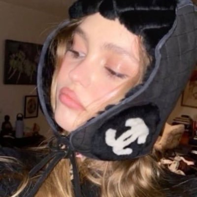 foolishk1ss's profile picture. a flower of melodrama in eternal bloom