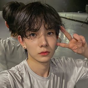 MBSnoww's profile picture. ot7 army;
heewon biased engene