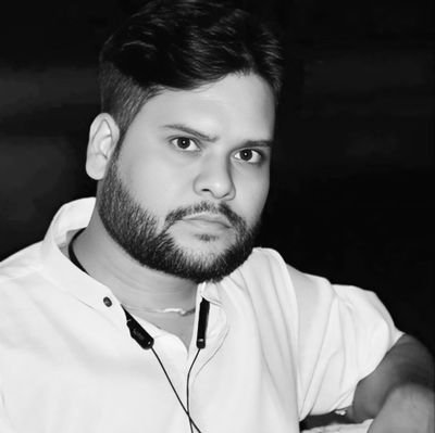 सांसारिक माया से परे मोक्ष के तले श्मशान से प्रीत को जकड़े हुए व्यक्ति,
क्या डर क्या बहम क्या वास्तविक क्या अस्तविक सबसे परे अपनी ही धुन का मालिक ,,