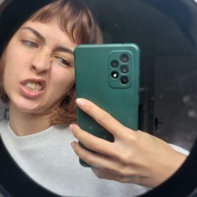 gioalr_'s profile picture. enjoada com pinta de artista. faço design e falo bobeira.