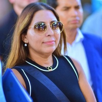 Orgullosamente Concejal de Salto
Lic. En Comercio Exterior
Mamá de Lola, Oli y Lucia