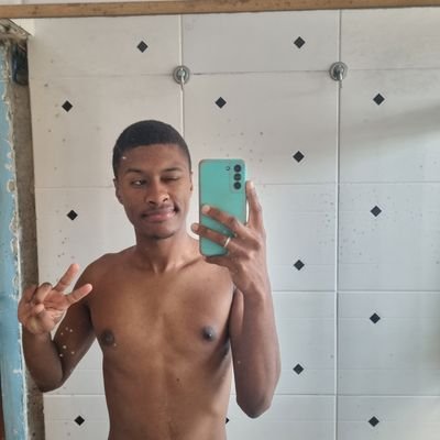Meu dia a dia é simples, eu acordo e quero morrer 💀
O que me tira um pouco dessa vontade é ouvir música pop e chorar.