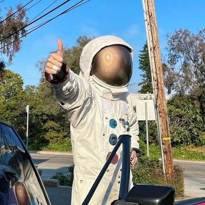 iniprivici's profile picture. orang yang sedang menghidupi kehidupannya karena harus tetap hidup seperti orang hidup lainnya