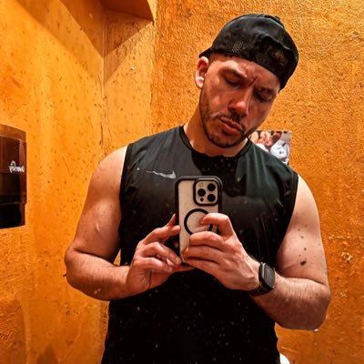 Southern boy. i like tacos 🌮 , tequila 🥃 and coconut Malibu 🍹