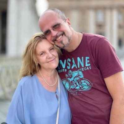 Cristiano Cattolico. Nato a Venezia,dove vivo e lavoro. Felicemente sposato con Monica, papà di Rachele ed Alessandro: i 3 doni di Dio. I love Rugby !!!!