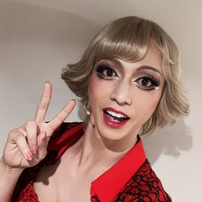 BRATS所属 。ミュージカル俳優。ダンサー。振付師。年間15本以上の振付。歌に踊りに日々精進‼️仕事依頼mail@brats.co.jp 穴沢裕介Official FC 『Yukke SubsCrew』https://t.co/bKdGEdGHtS