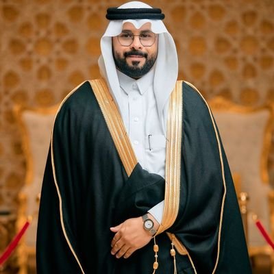 الكبرياء وعزة النفس،هما التمسك بالكرامة والمبادئ والأخلاق الرفيعة،التي تجعل الناس تحترمك وتحبك لكونك لا تتخلّى عن ما أنت مقتنع به ..