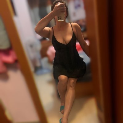 yoyo70051999816's profile picture. 我生動有趣 但不是你亂槍打鳥。精蟲上腦的對象 。 本阿姨不喜歡無腦男/不喜歡小鮮肉。 聰明的人請繞道/後台陌生私訊基本上不回一律版面回！謝謝