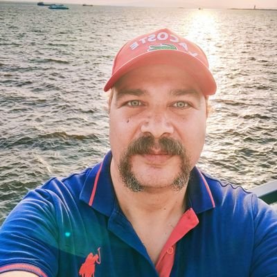Kafanın içinde evreni taşıyorsan zindandada olsan duvarlardan ışık sızar..🔥🌹🌻
diş hekimi,basketbol,tenis,edebiyat,tarih,resim sever...