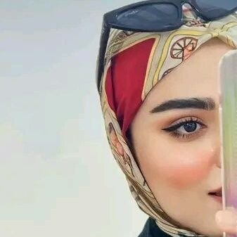 وإني لأرجو اللهَّ حتى كأنني
أرى بجميلِ الظنِّ ما اللهُ صانِعُ 🤍
