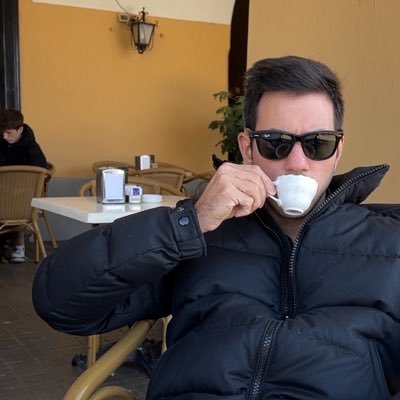 Entusiasta de vino y café . Más hincha de Boca que ayer. Hago de cuenta que laburo en Marketing Digital.