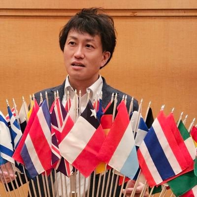 化粧品などの製造販売業許可申請と品質管理マニュアルの策定をしています。 大型・牽引・通関士有