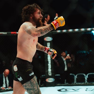 Globe travelling square-goāer from Holytown, Scotland. Professional Mixed Martial Artist.