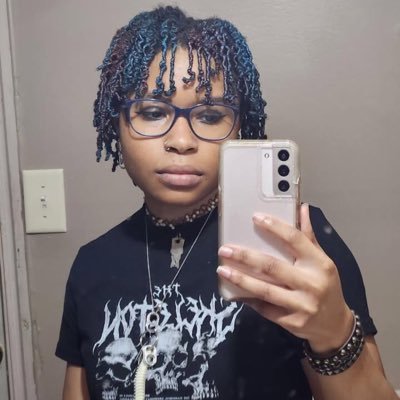Just some queer person tryin live.Pronouns: She/They| 17 |Personality type: INTP| TikTok/Instagram:music.on_mute| I am non-binary :) banner: meeee