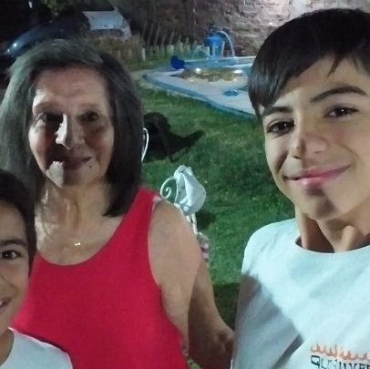 Educadora jubilada. Viuda. Madre de dos hijas maravillosas, dos hijos adoptados (con permiso de sus madres) y abuela enamorada de Facundo y Juan Martín.