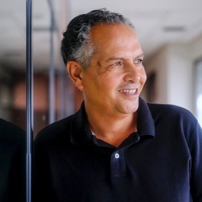 Allí también cantaban los pájaros y el viento movía las hojas de los árboles. Yo fui pájaro y fui hoja, y alguna vez fui viento en otros brazos.