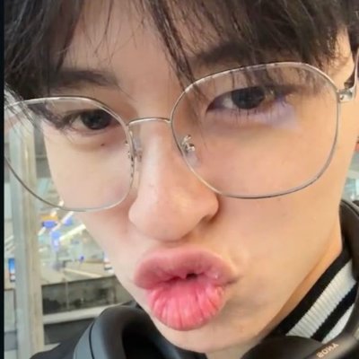 eu e o Jin competindo pelo pote de mel 🍯