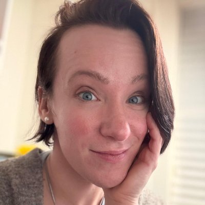 Intuitive Marketer turned Hypnotherapist helping anxious professionals find a life of peace, ease, flow, and confidence.