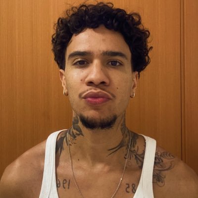 guilhermeeBari's profile picture. Estudo e trabalho com moda leio sobre ocultismo e faço uns desenhos