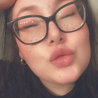 lovetobebroken's profile picture. dis is where I do my best creeping 👀