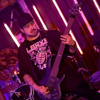 Licenciado en Comunicación y Cultura | Bajista | Fan de los Denver Broncos | Editor | Contador de profesión | Random shit | Simpson Fan