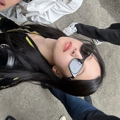 난 니 살리려고 세상에서 유일하게 사랑하는 널 버렸는데 너는 나를 살라겠다고 다이빙대에 올라 망설임도 없이 뛰어내려. 수영도 못하는 애가