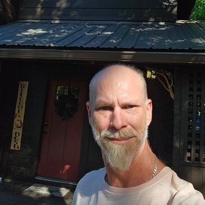 JasonLo06047494's profile picture. 48 years old, just your average blue-collar guy browsing the internet.