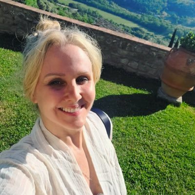 Je suis sympa gentille et attentionnée je suis ici dans le but de fait connaissance au plaisir de vous lire