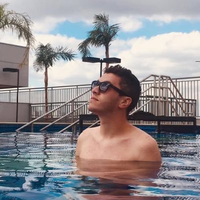 Filho do Dono do Free Fire e um Usuário de crocs qualquer