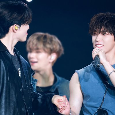 🦦🐸 🍒 president but mostly 🦦 x svt enthusiast | 23 | rpf 🔞 no minors!!! | ao3: diduforget123