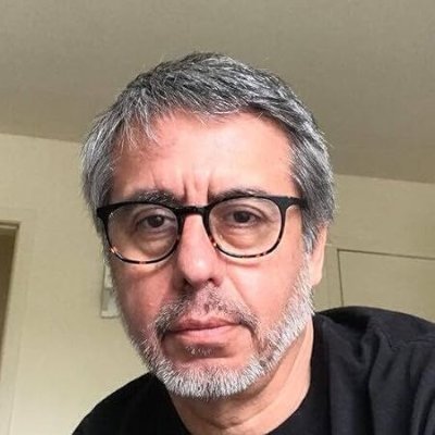 Escritor peruano. Autor de “La vida en micro, efectos de una averración salbaje” (Ediciones Erradícame). Colabora con la revista digital Periódico Irreverentes.