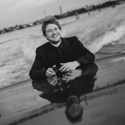 ✧ english actor joe alwyn appreciation and update account ✧
official accounts: @josalw on twitter & joe.alwyn on instagram