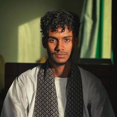 زول من البلد دي
شايف التعب بعيني وبكتبو بحبري
ما بخاف من الحقيقة
ولا بسكت عن الغلط
والليلة الكلمة سلاحي
والتغيير هدفي
