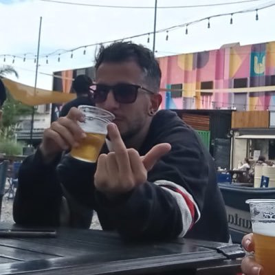 Mi vieja,Los Redondos y Chacarita.   Mordí el anzuelo una vez más. Siempre un iluso.