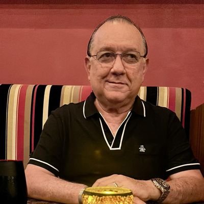 Cirujano Dentista.
Ex Director DIF Yucatán, Ex Director CROPAFY y Ex Director CMF Lindavista ISSSTE.jefe de la unidad de atención al derechohabiente y C.S ISSS