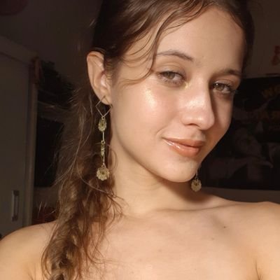 Lufana estudante de Psicologia, que ama bichinhos, Niall Horan, Star Wars, livros, Gilmore Girls e cappuccino