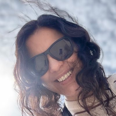 Comunicoloca y PR (hoy en día modalidad freelance). Enamorada de mi esposo, mi hija, mi familia y amigos. Fan de los PUMAS, las cheves, la música y ser feliz.
